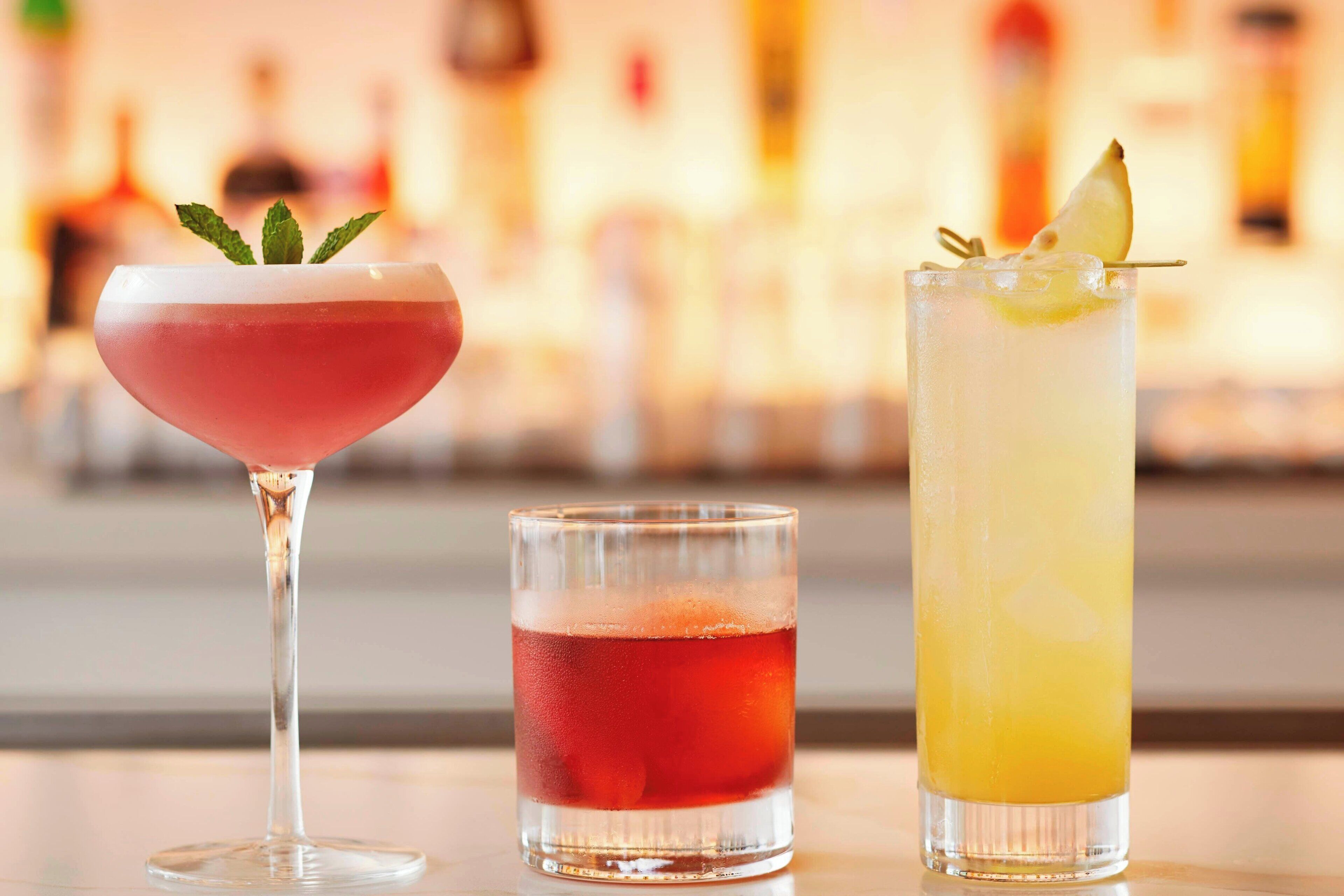 Drie soorten dranken in glazen.