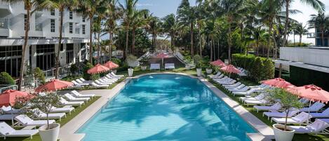 2 albercas al aire libre, camas balinesas (con cargo) y camastros