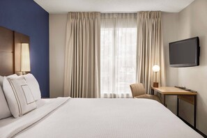 Sengetøy av topp kvalitet, skrivebord og strykejern/-brett