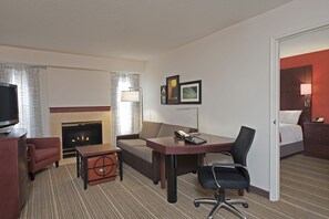 Suite, 2 chambres, foyer | Aire de séjour | Téléviseur ACL de 43 po avec télévision par câble, téléviseur, Netflix