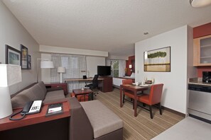 Premium bedding, desk, iron/ironing board, free cribs/infant beds - Residence Inn Lansing West (Lansing)