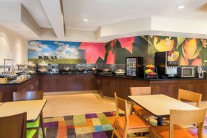 Café da manhã para viagem grátis todos os dias