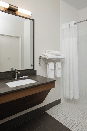 Combined shower/tub, free toiletries, hair dryer, towels - Fairfield Inn & Suites by Marriott® Grand Rapids Airport (Grand Rapids)