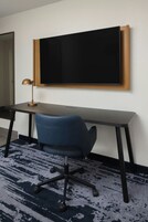 Escritorio, cortinas blackout y tabla de planchar con plancha 