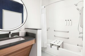 Tina con regadera, amenidades de baño gratuitas, secadora de cabello 