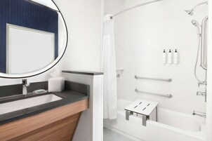 Bañera con ducha, artículos de tocador gratuitos, secador de pelo
