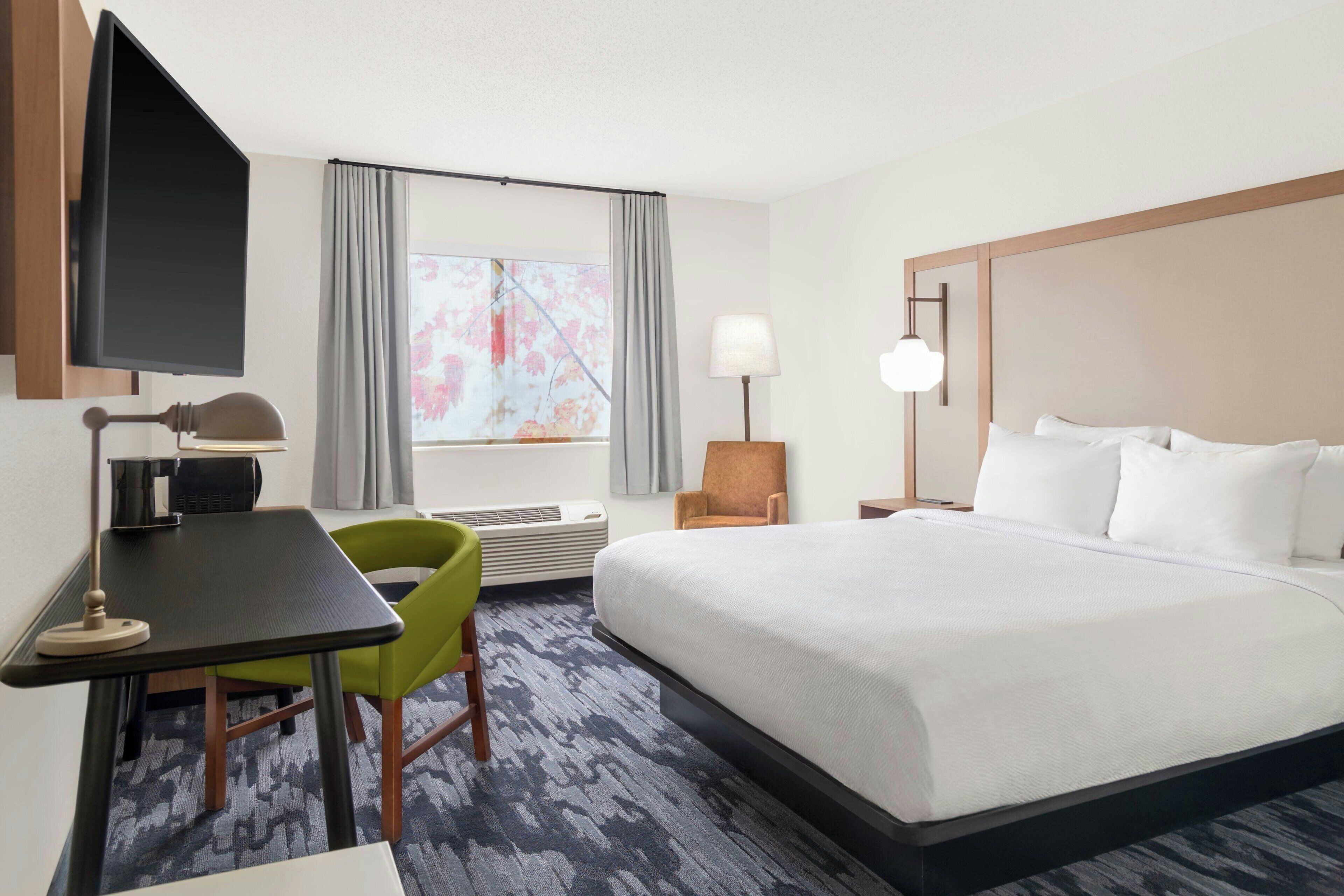 Room, 1 King Bed | Premium bedding, down comforters, pillowtop beds, desk