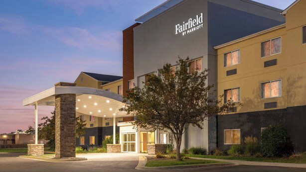 A Fairfield by Marriott hotel with a covered entrance, stone pillars, and a modern design. - Fairfield Inn & Suites Saginaw (Saginaw)