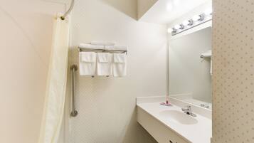 Standardzimmer, 2 Doppelbetten, Nichtraucher | Badezimmer | Kostenlose Toilettenartikel, Handtücher