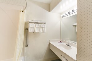 Quarto standard, 2 camas de casal, para não fumantes | Banheiro | Produtos de toalete grátis, toalhas de banho