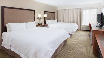 Brankas, meja kerja, tirai kedap cahaya, dan setrika/meja setrika