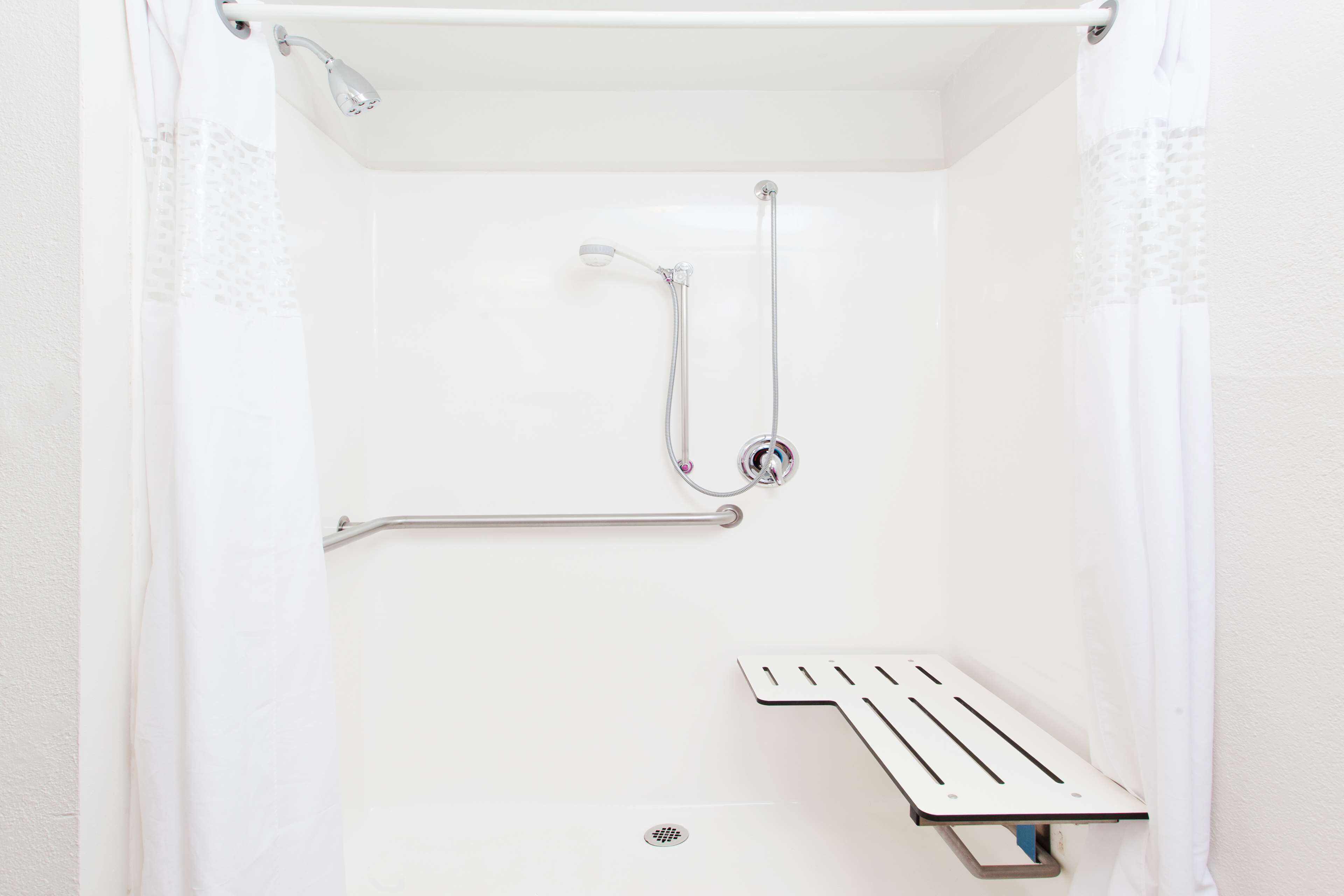 room, accessible, non smoking (roll-in shower) | bathroom | free toiletries, hair dryer, towels