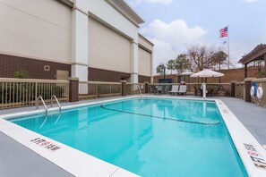 Una piscina al aire libre de temporada