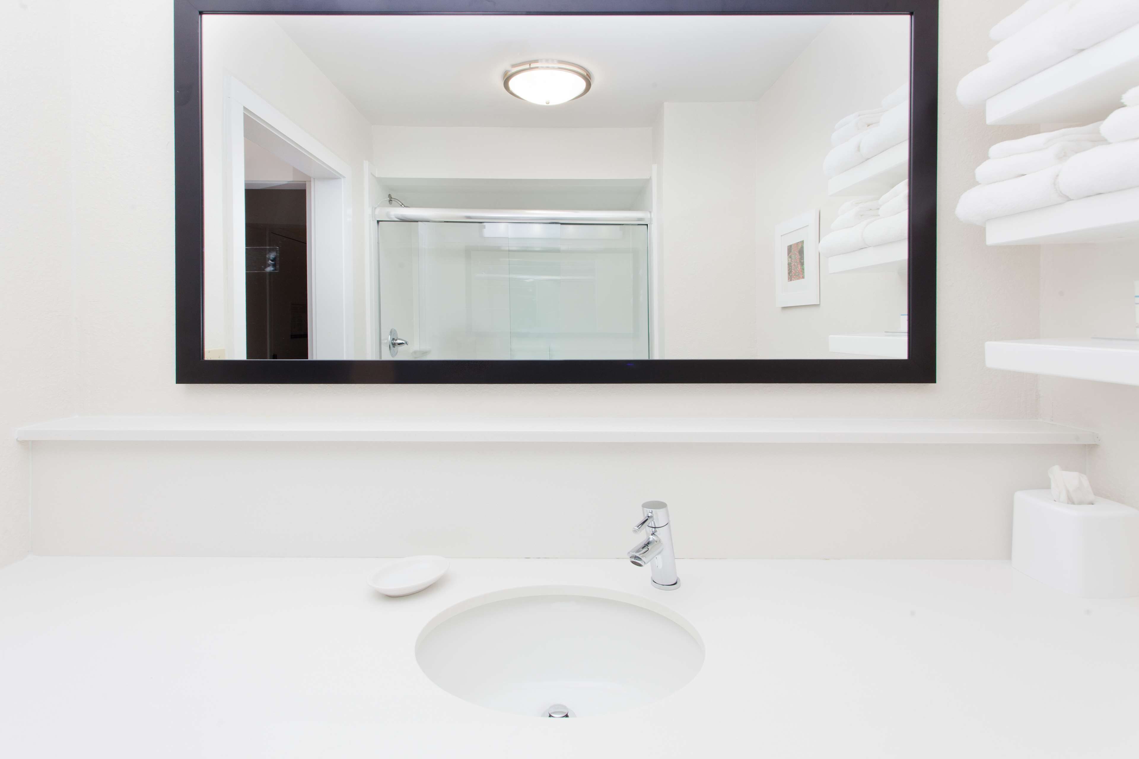 suite, 1 king bed, non smoking | bathroom | free toiletries, hair dryer, towels