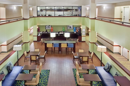 Reception. Hampton Inn Bremen I 20
