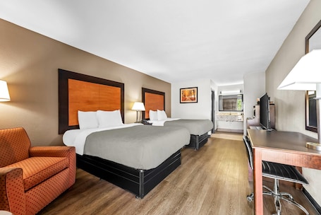 Standard Room, 2 Double Beds, Non Smoking | Iron/ironing board, free WiFi, bed sheets. Quality Inn Richland - Jackson South