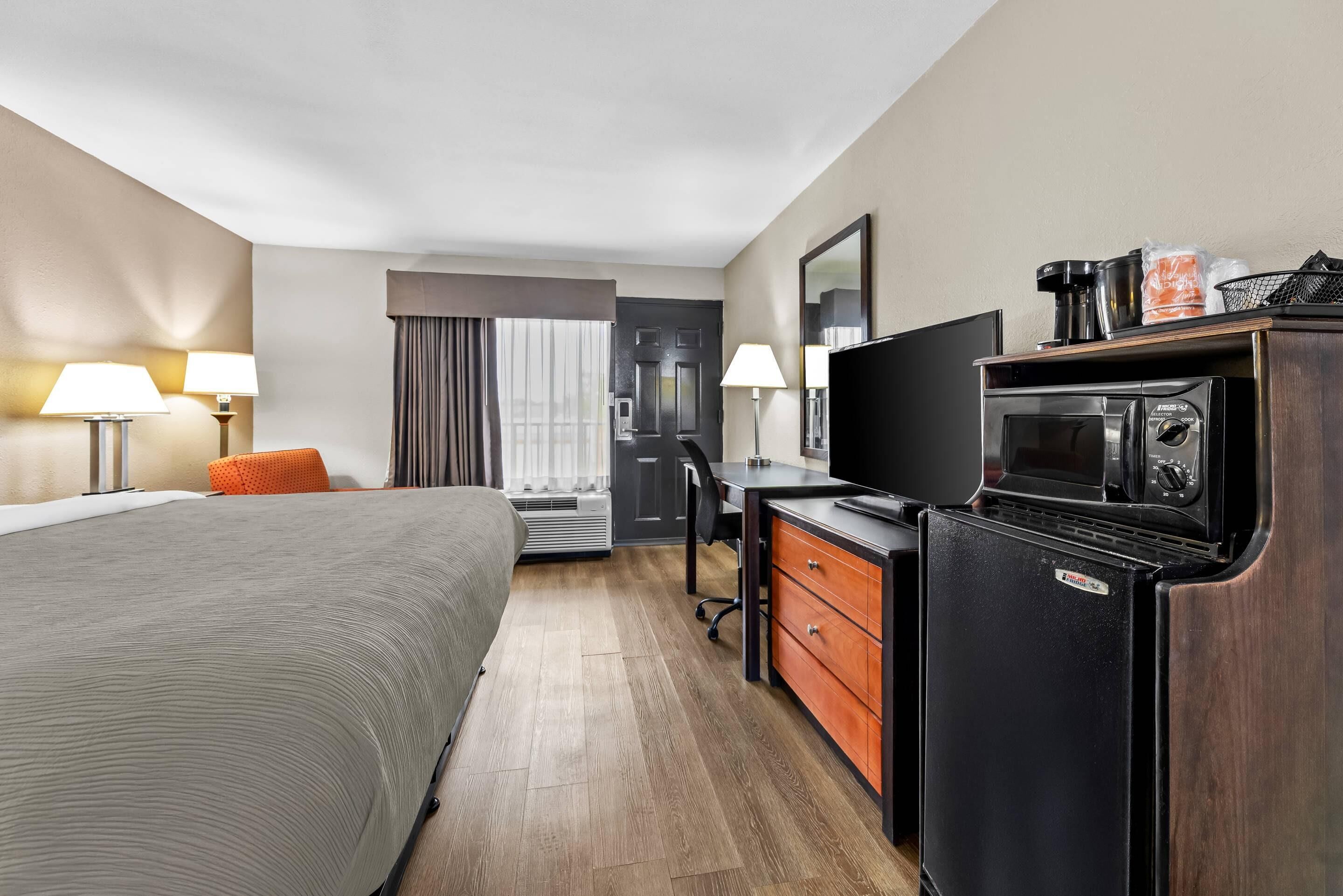 Huone, 1 suuri parisänky, esteetön, tupakointi kielletty | Silitysrauta/-lauta, ilmainen Wi-Fi, vuodevaatteet