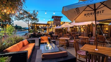 Der serveres morgenmad, frokost, aftensmad og amerikanske retter