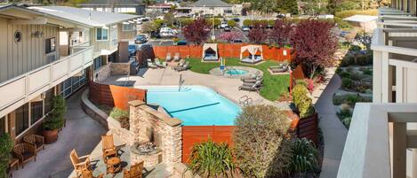 Seasonal outdoor pool, free cabanas, pool umbrellas