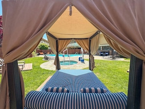 Seasonal outdoor pool, free cabanas, pool umbrellas - The Lodge at Tiburon (Tiburon)