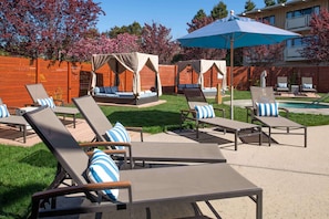Seasonal outdoor pool, free cabanas, pool umbrellas