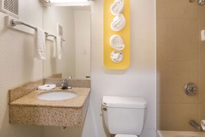 Bañera con ducha, secador de pelo, toallas, jabón