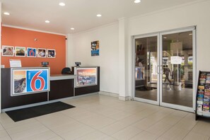 Lobby - Motel 6 Fort Worth, TX - Seminary (Fort Worth)