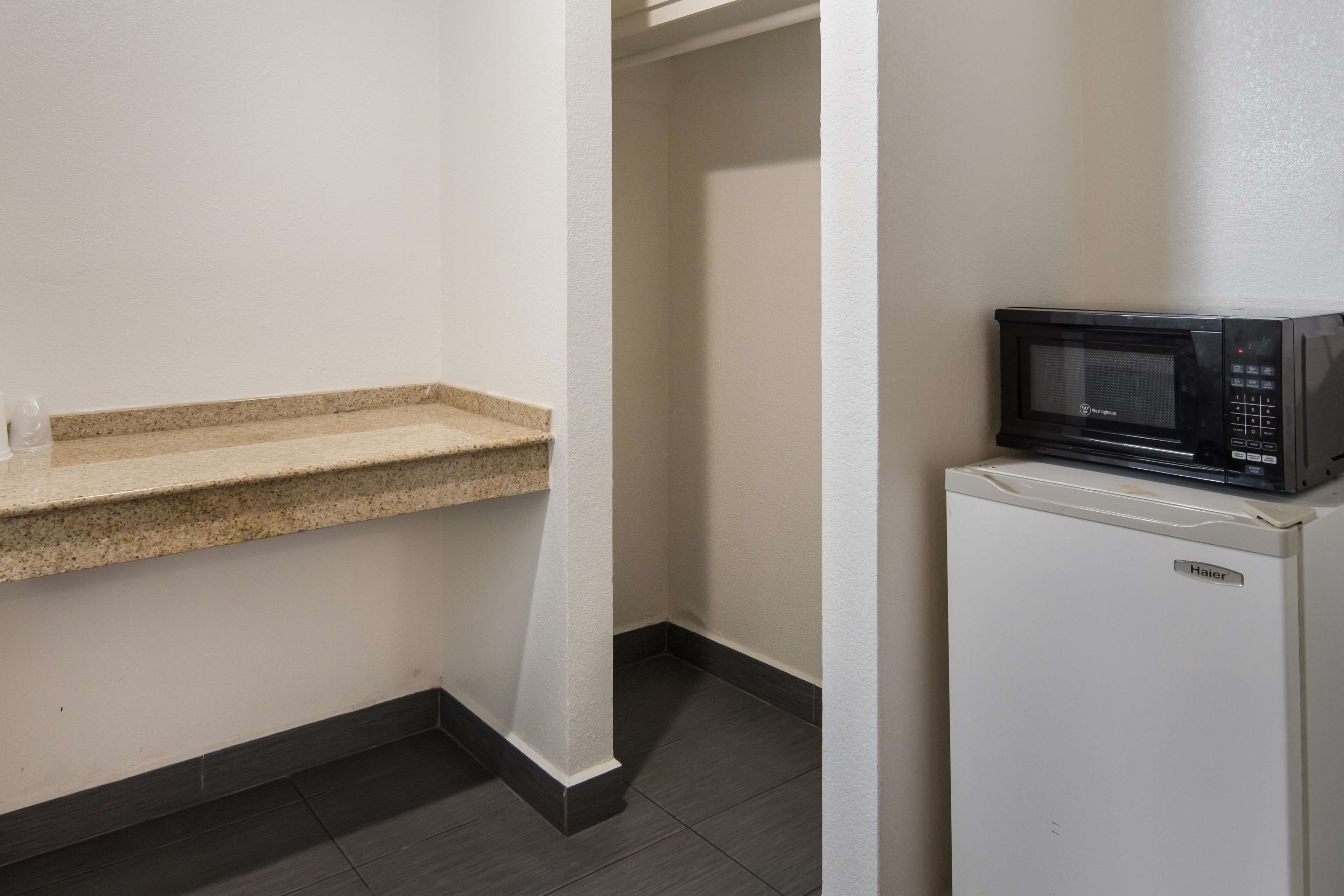 遮光窗簾/窗簾、免費 Wi-Fi、床單