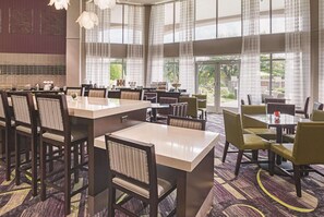 Breakfast area - La Quinta Inn & Suites by Wyndham Fort Worth North (Fort Worth)