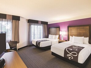 Habitación, 2 camas dobles, accesible para personas con discapacidad (Mobility Accessible) | Ropa de cama de alta calidad y escritorio