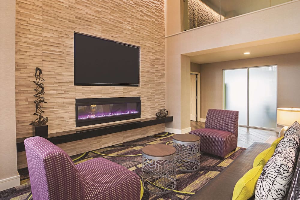 La Quinta Inn & Suites by Wyndham Fort Worth North