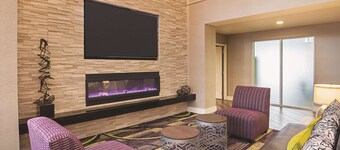 La Quinta Inn & Suites by Wyndham Fort Worth North