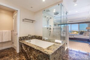 Penthouse, 2 Schlafzimmer, Meerseite | Badezimmer | Umweltfreundliche Kosmetikartikel, Haartrockner, Handtücher, Seife