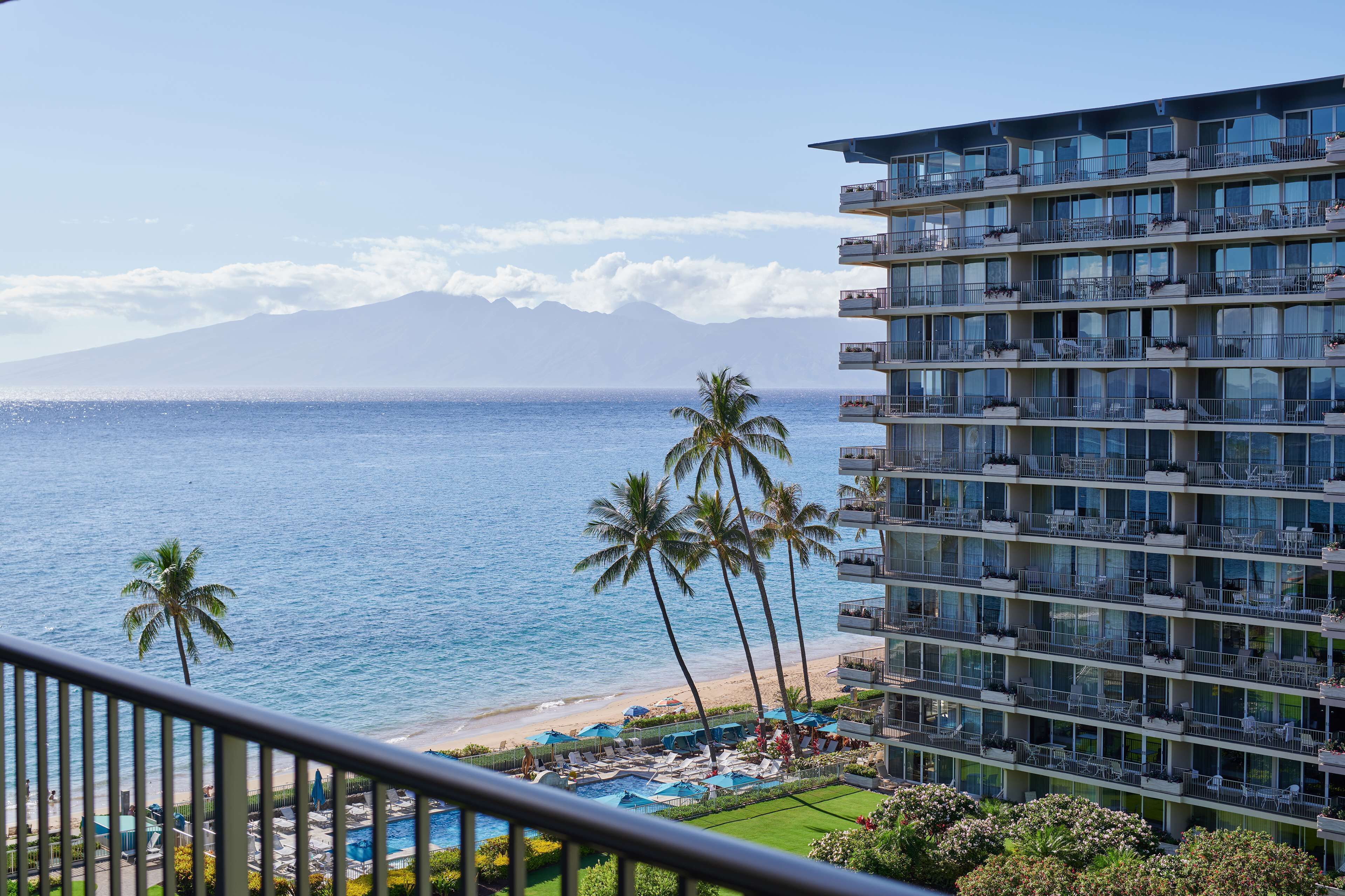 Un hotel de gran altura con vistas al océano y a la playa.