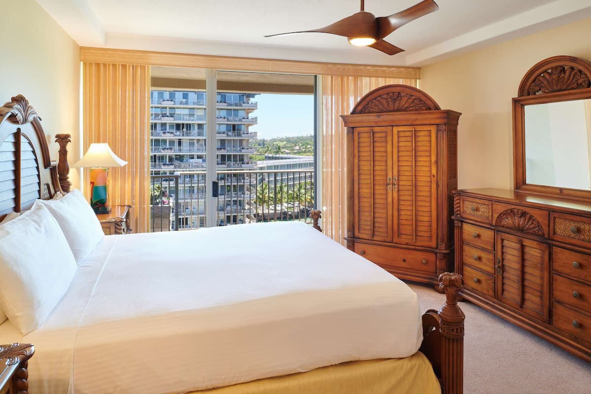 Premium bedding, in-room safe, individually decorated