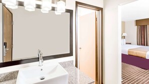Bathroom - Days Inn by Wyndham Des Moines Merle Hay (Des Moines)