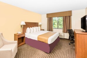 Premium bedding, desk, free cribs/infant beds, rollaway beds - Days Inn by Wyndham Des Moines Merle Hay (Des Moines)