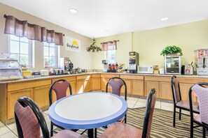 Dining - Days Inn by Wyndham Des Moines Merle Hay (Des Moines)