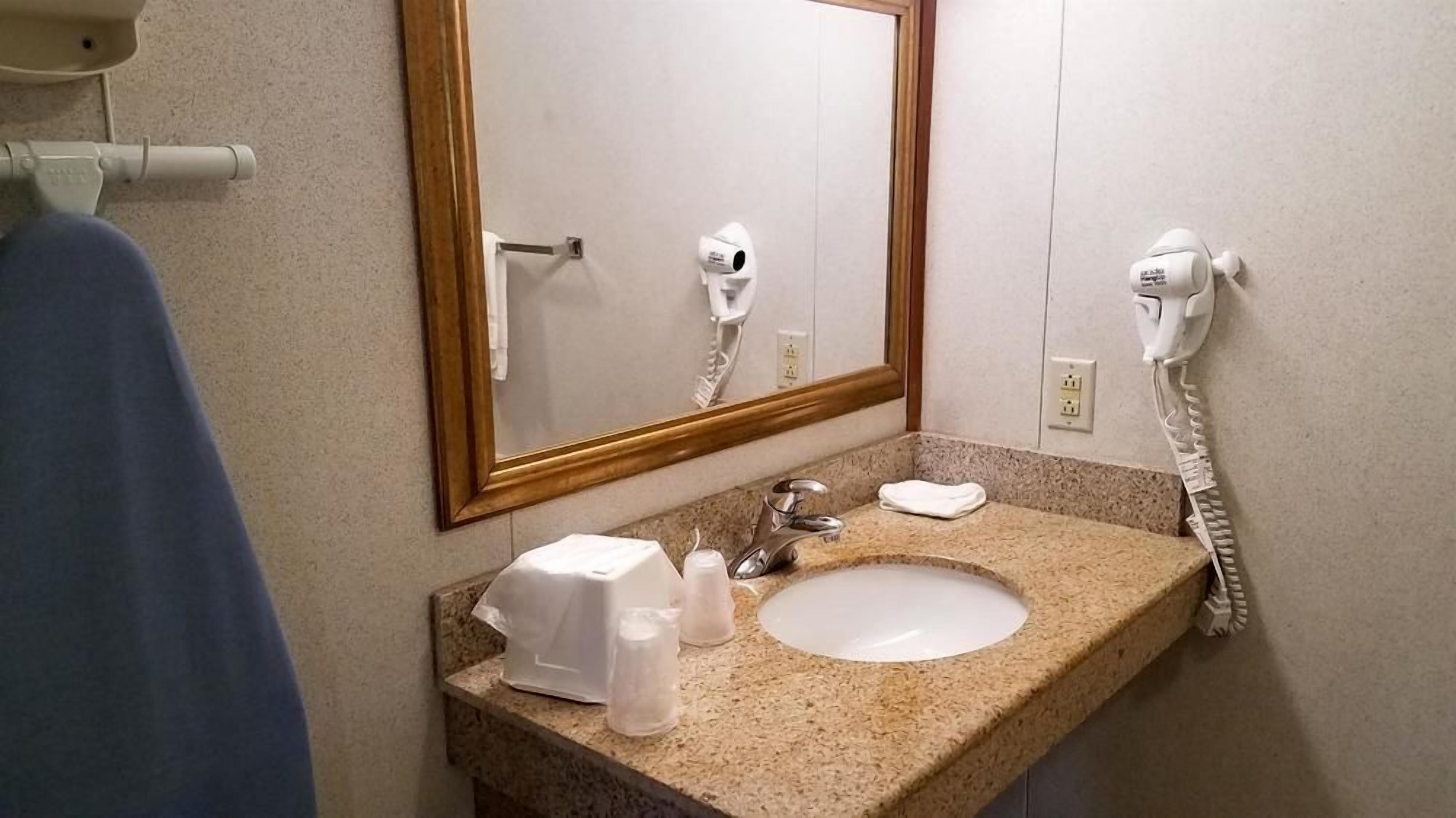 Combined shower/tub, towels, soap, toilet paper