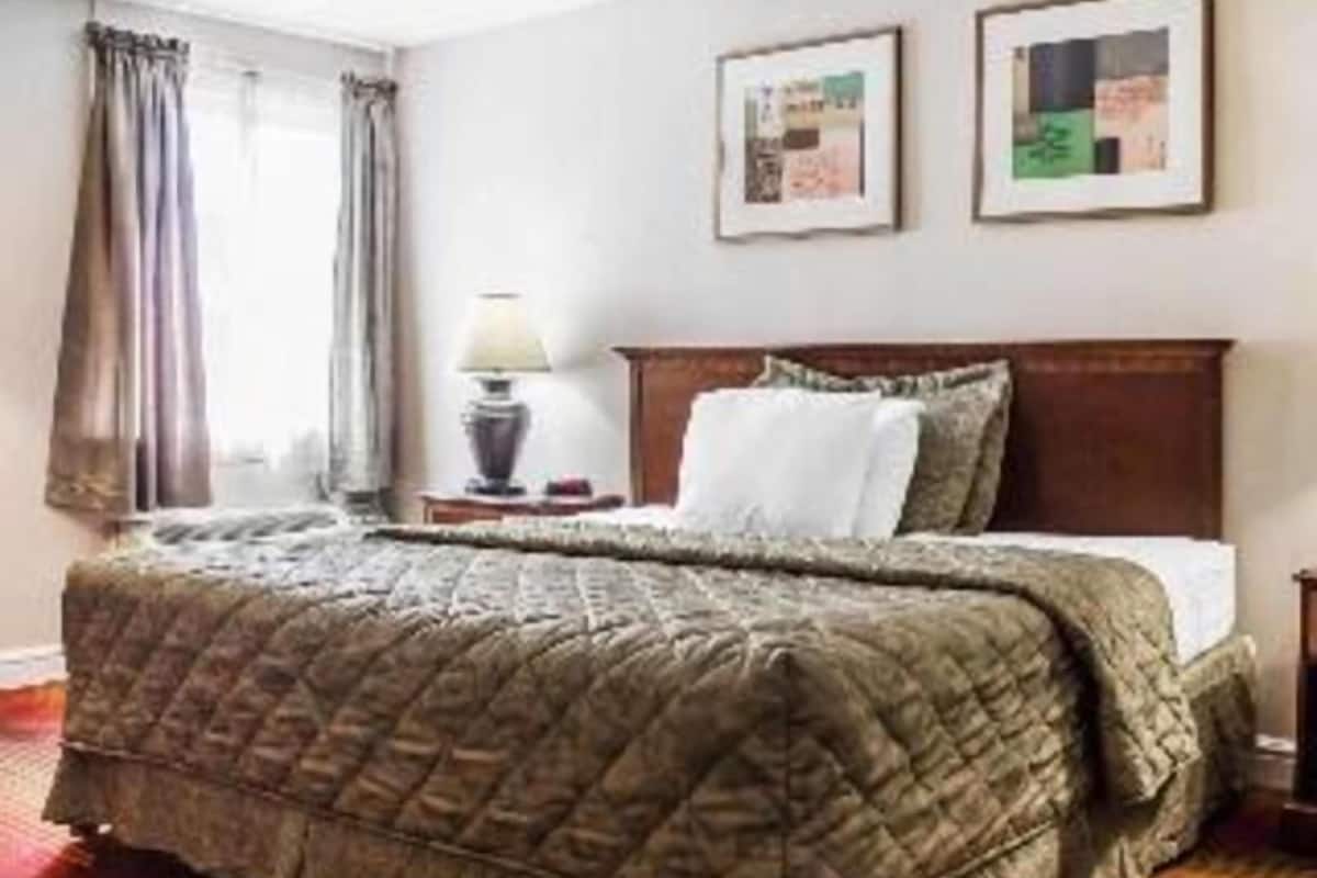 Ropa de cama de alta calidad y caja de seguridad en la habitación