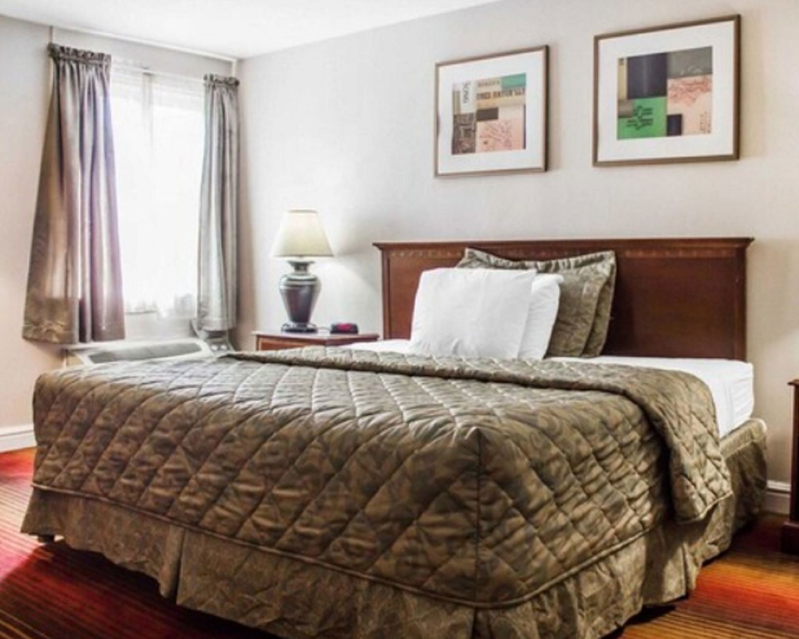 Premium bedding, in-room safe, desk, iron/ironing board