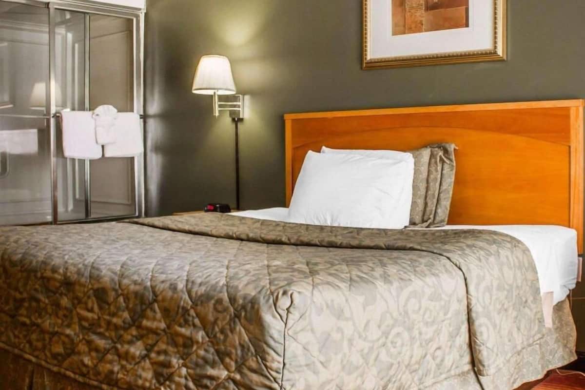 Ropa de cama de alta calidad y caja de seguridad en la habitación