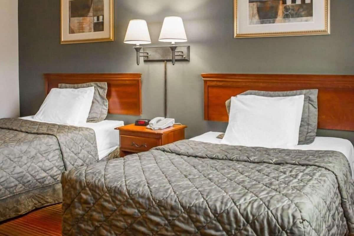 Ropa de cama de alta calidad y caja de seguridad en la habitación