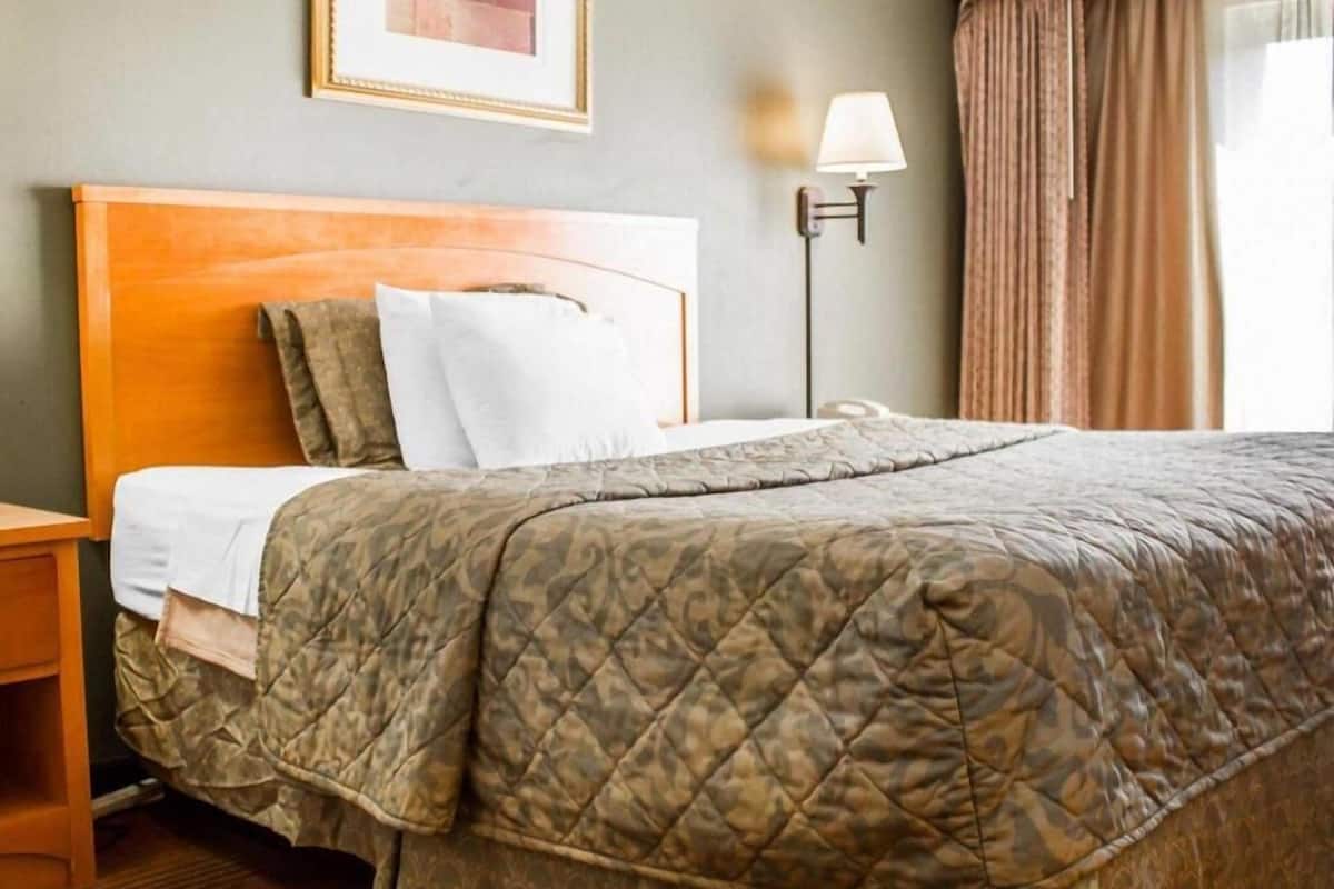 Ropa de cama de alta calidad y caja de seguridad en la habitación