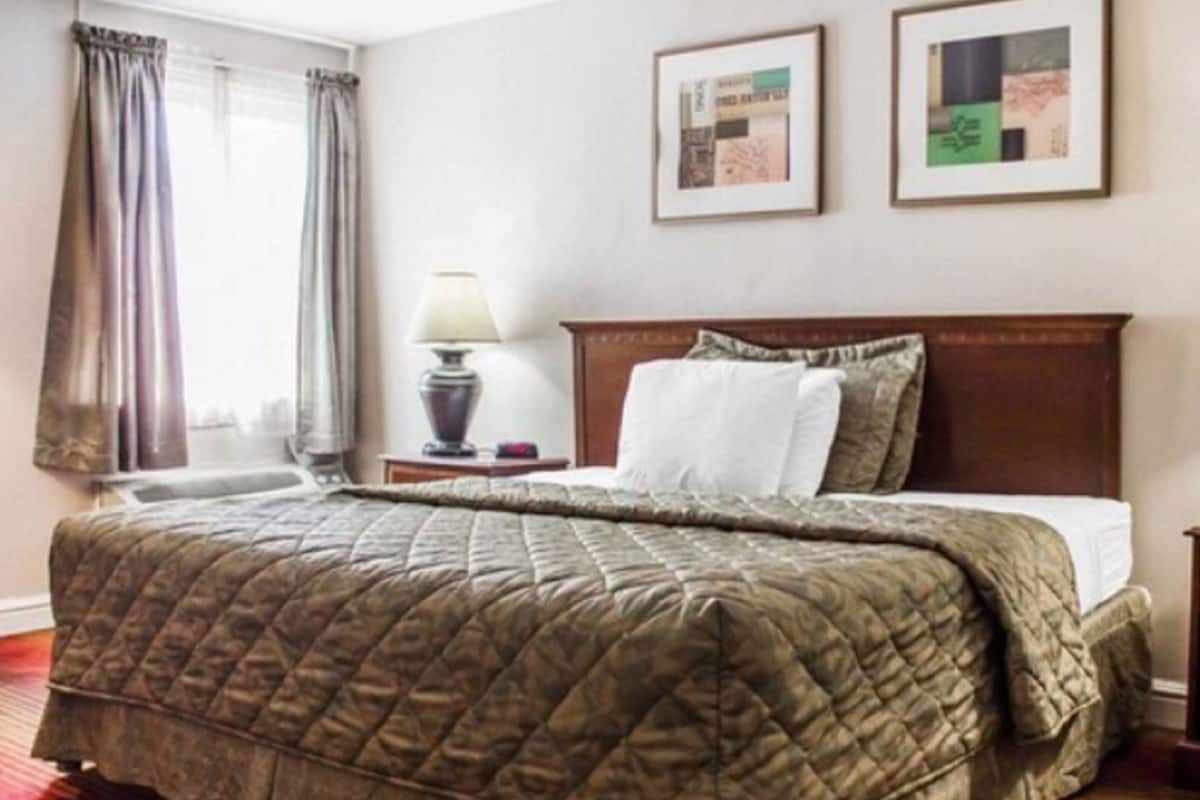 Ropa de cama de alta calidad y caja de seguridad en la habitación