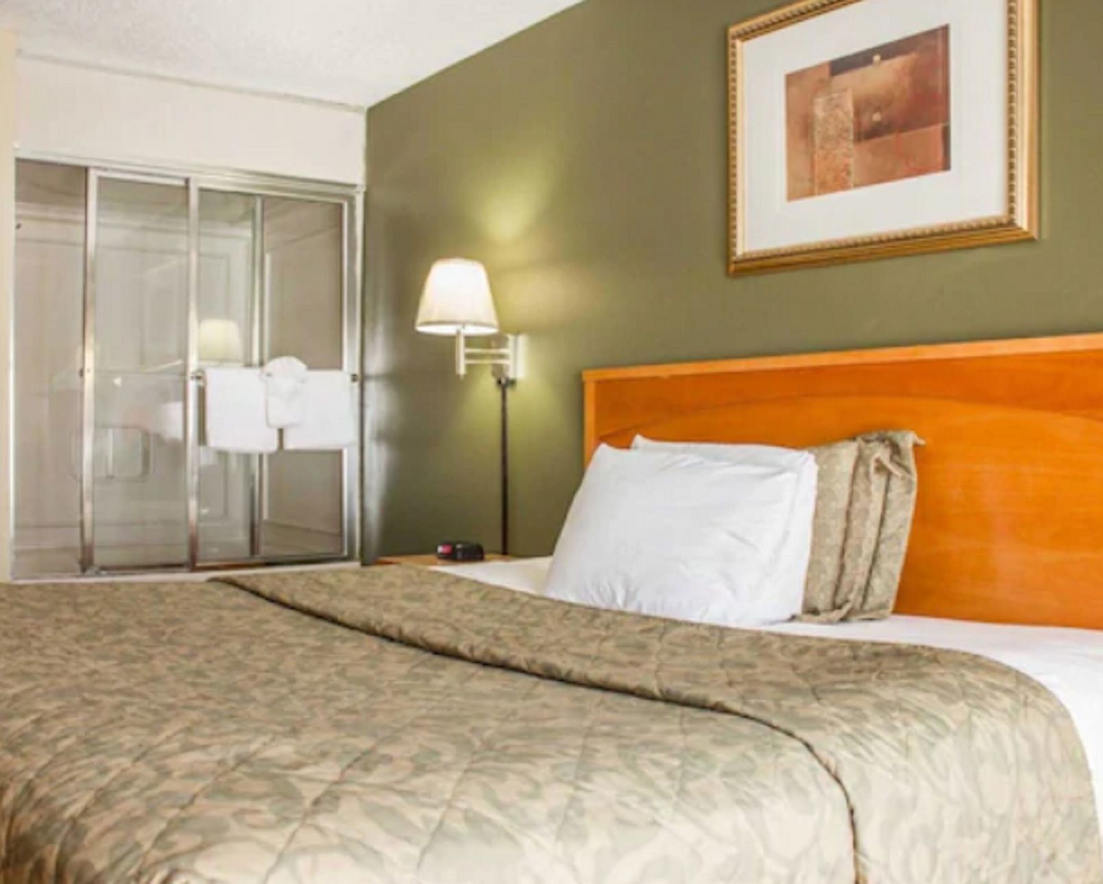 Premium bedding, in-room safe, desk, iron/ironing board