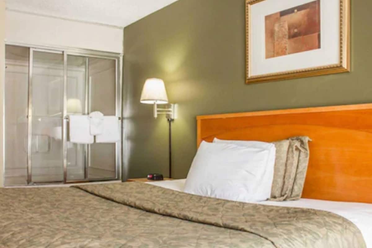 Ropa de cama de alta calidad y caja de seguridad en la habitación