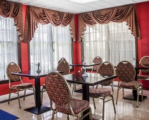 Breakfast area - Rodeway Inn Huntington Station - Melville (Huntington Station)