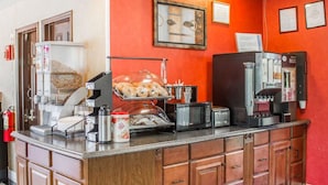 Una kitchenette con cafetera, tostadora y panadería.