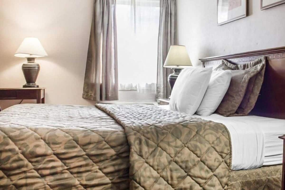 Ropa de cama de alta calidad y caja de seguridad en la habitación